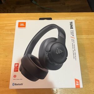 JBL Tune 720BT Over-Ear Wireless Headphones Black